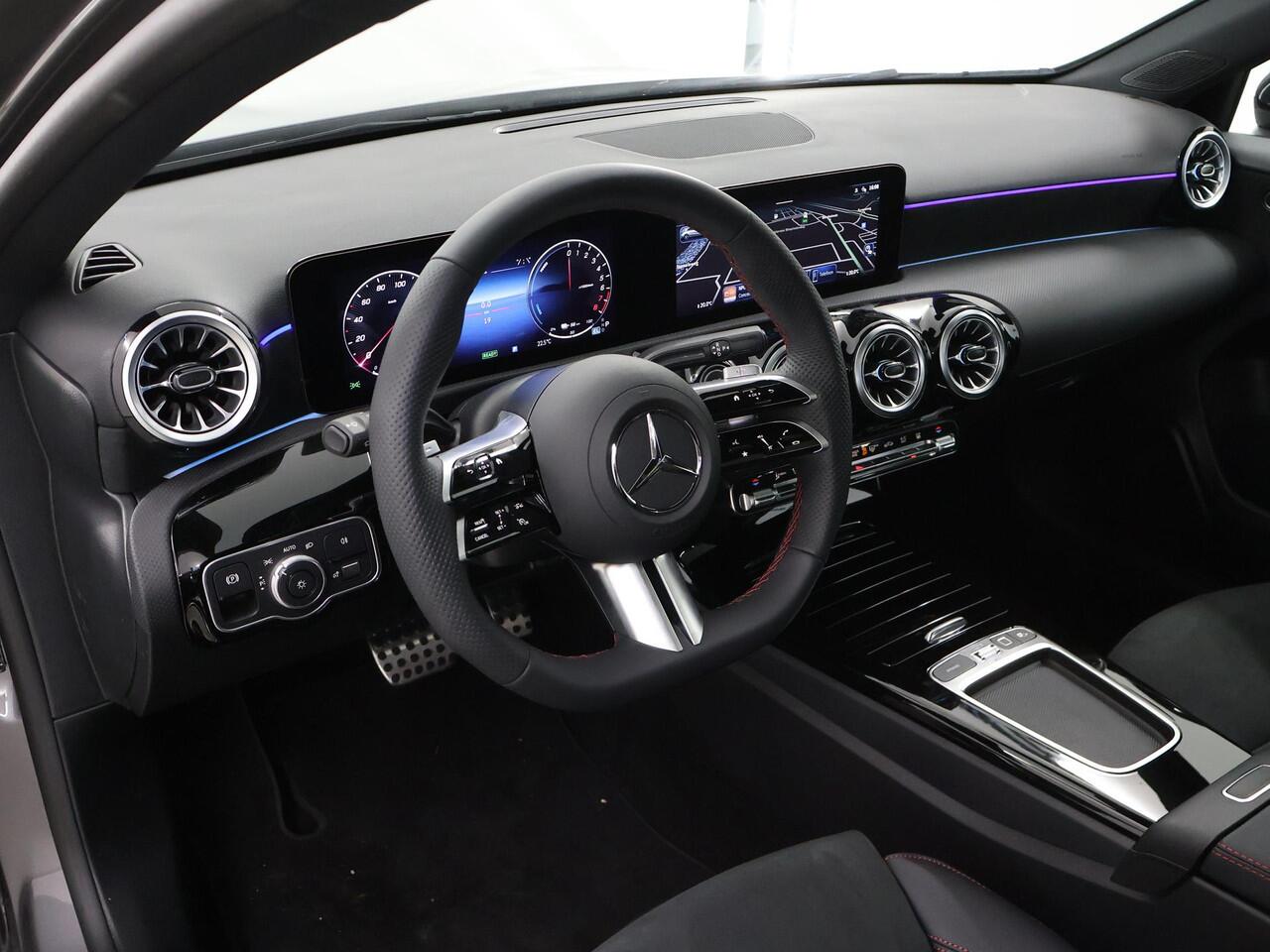 Mercedes-Benz A-KLASSE 250e Business Solution AMG | Panoramaschuifdak | Night | Multibeam Led | Achteruitrijcamera | Afneembare trekhaak |