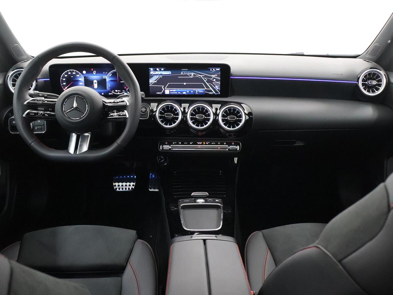 Mercedes-Benz A-KLASSE 250e Business Solution AMG | Panoramaschuifdak | Night | Multibeam Led | Achteruitrijcamera | Afneembare trekhaak |