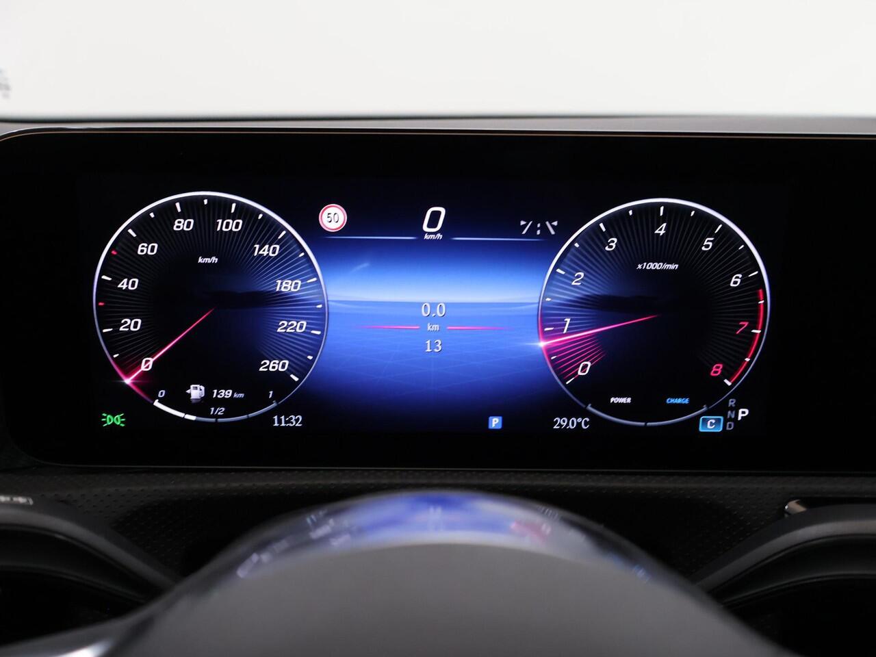 Mercedes-Benz A-KLASSE 180 Business Line | Panoramadak | Getint glas | widescreen | Stoelverwarming