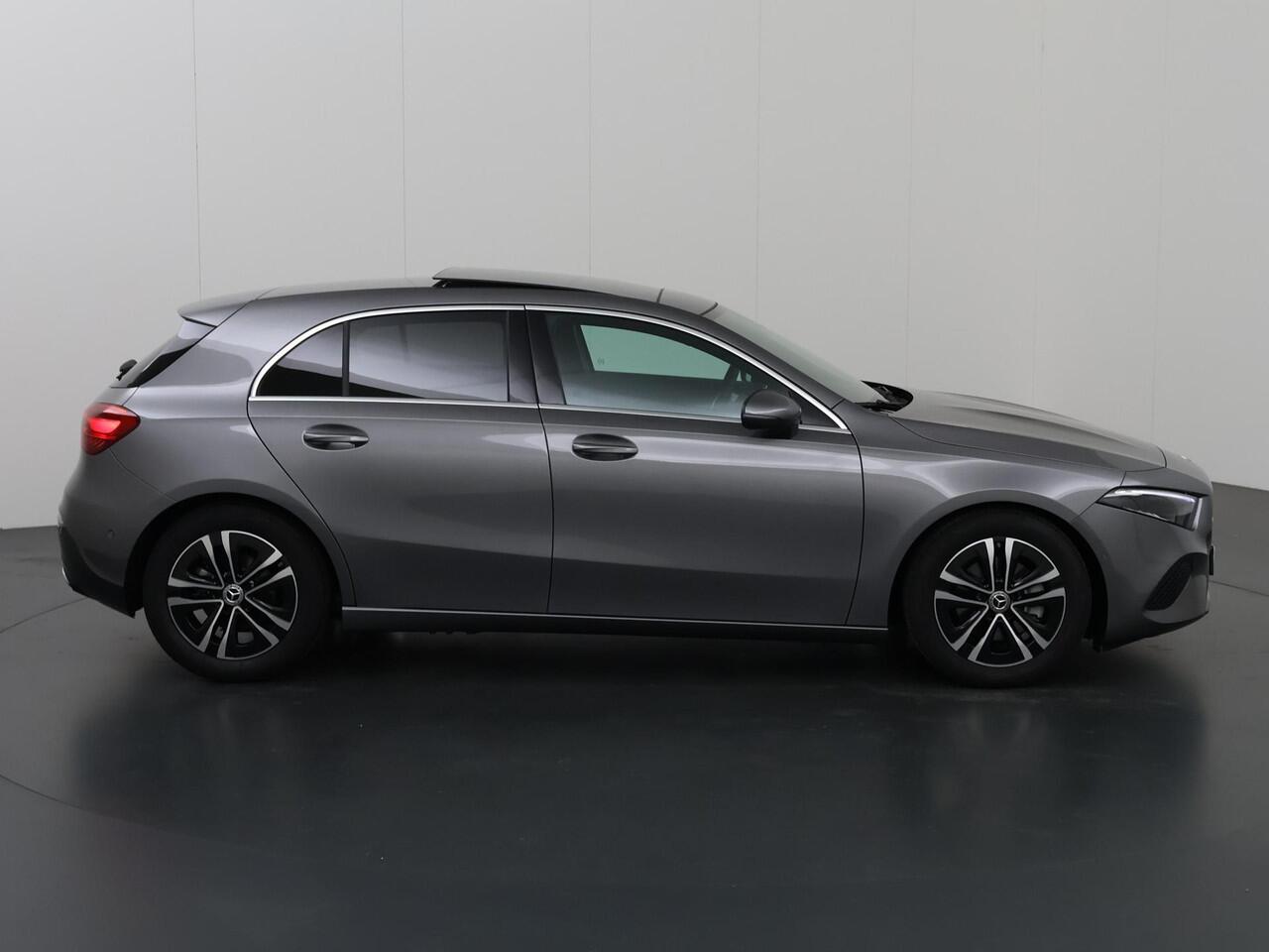 Mercedes-Benz A-KLASSE 180 Business Line | Panoramadak | Getint glas | widescreen | Stoelverwarming