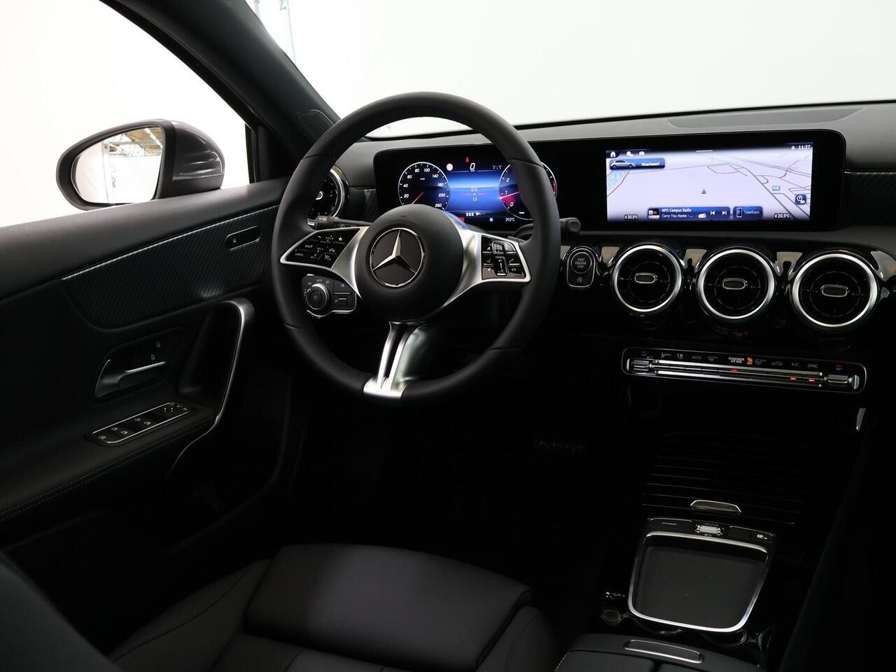 Mercedes-Benz A-KLASSE 180 Business Line | Panoramadak | Getint glas | widescreen | Stoelverwarming