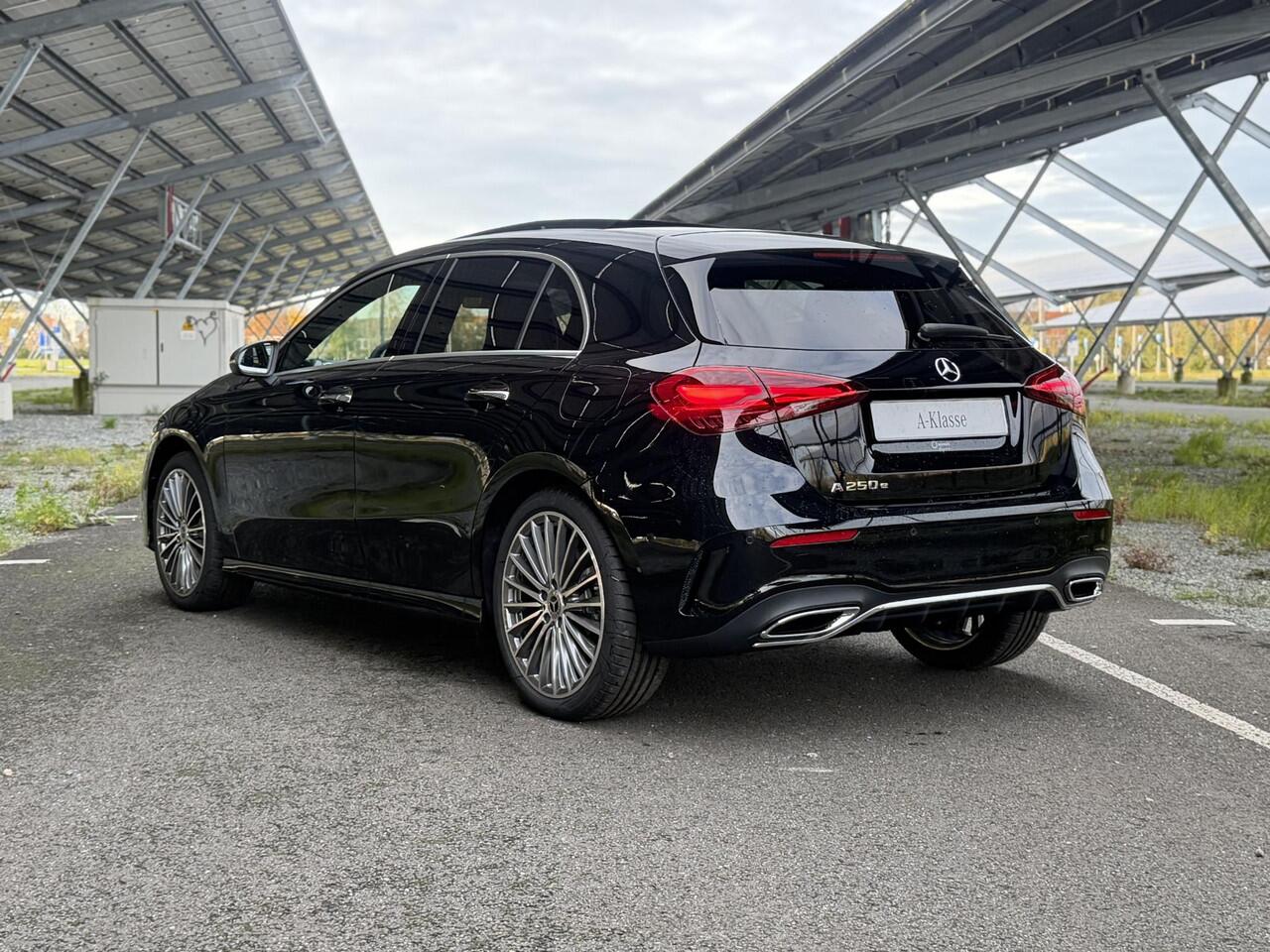 Mercedes-Benz A-KLASSE 250e Business Solution AMG | Panoramaschuifdak | Stoelverwarming | Achteruitrijcamera | MULTIBEAM LED |