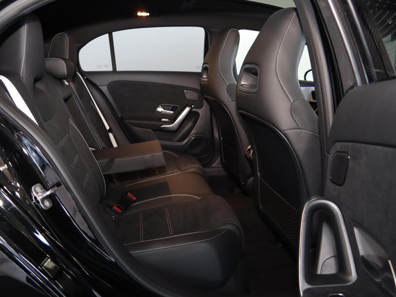 Mercedes-Benz A-KLASSE 180 Business Solution AMG | AMG Line Plus | Nightpakket | Panoramaschuifdak | Head-up display | Stoelverwarming voor| 360° camera | Dodehoekassistent |