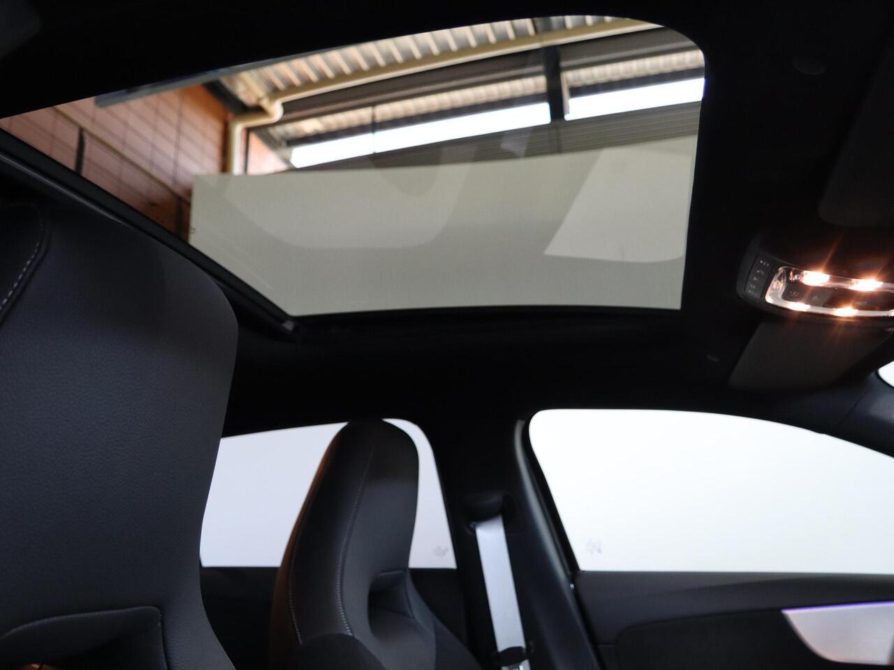 Mercedes-Benz A-KLASSE 180 Business Solution AMG | AMG Line Plus | Nightpakket | Panoramaschuifdak | Head-up display | Stoelverwarming voor| 360° camera | Dodehoekassistent |