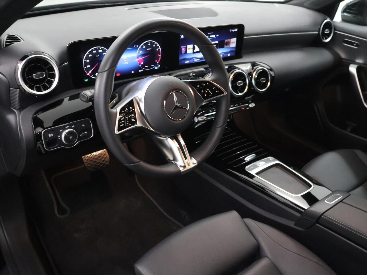 Mercedes-Benz A-KLASSE 180 Limousine Business Solution Luxury | Stoelverwarming | Led koplampen | Navigatie