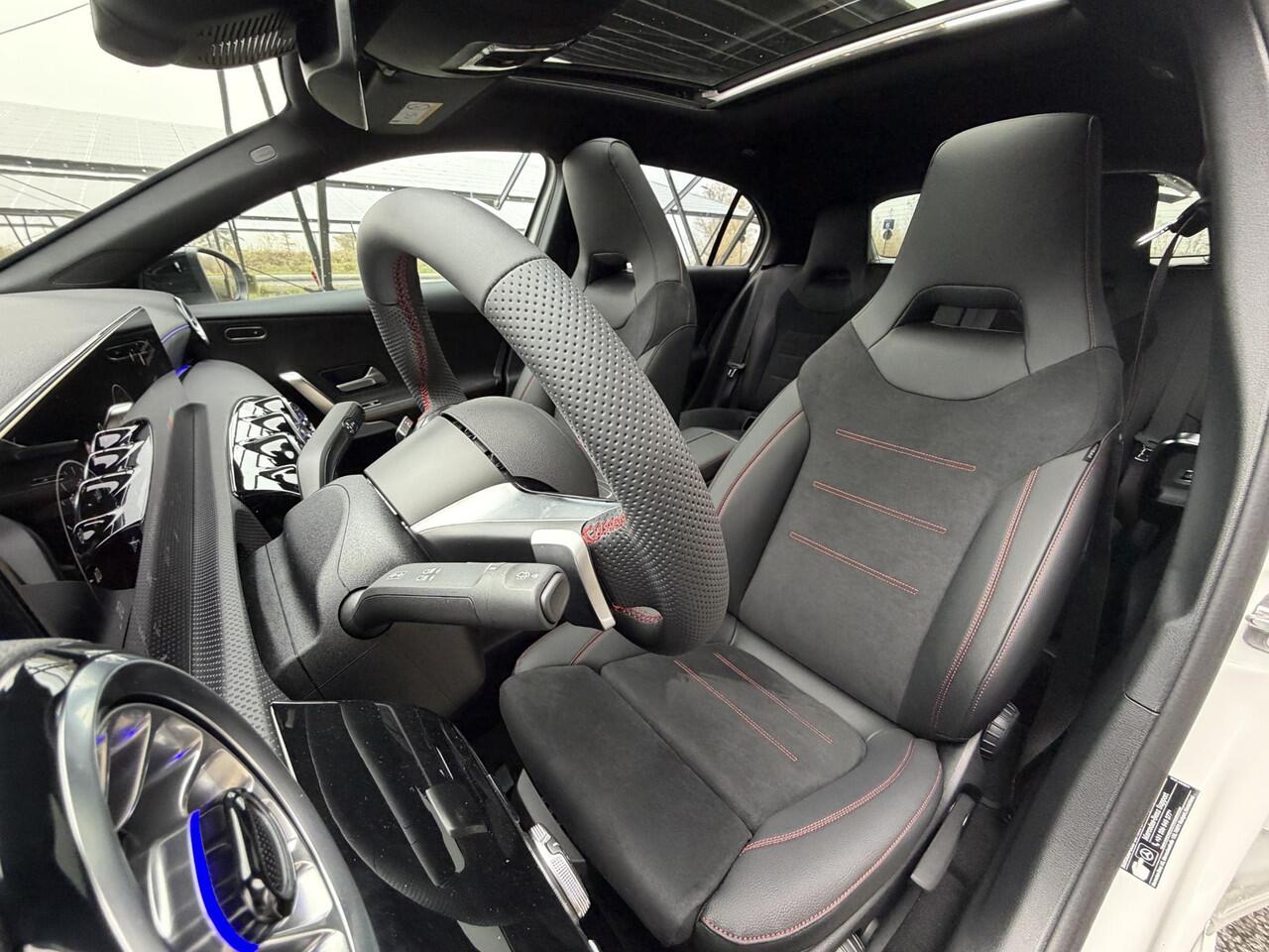 Mercedes-Benz A-KLASSE 180 Business Solution AMG | Night | Panoramadak | Sfeerverlichting | Stoelverwarming | Parkeercamera |