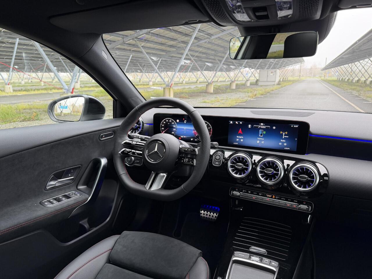 Mercedes-Benz A-KLASSE 180 Business Solution AMG | Night | Panoramadak | Sfeerverlichting | Stoelverwarming | Parkeercamera |