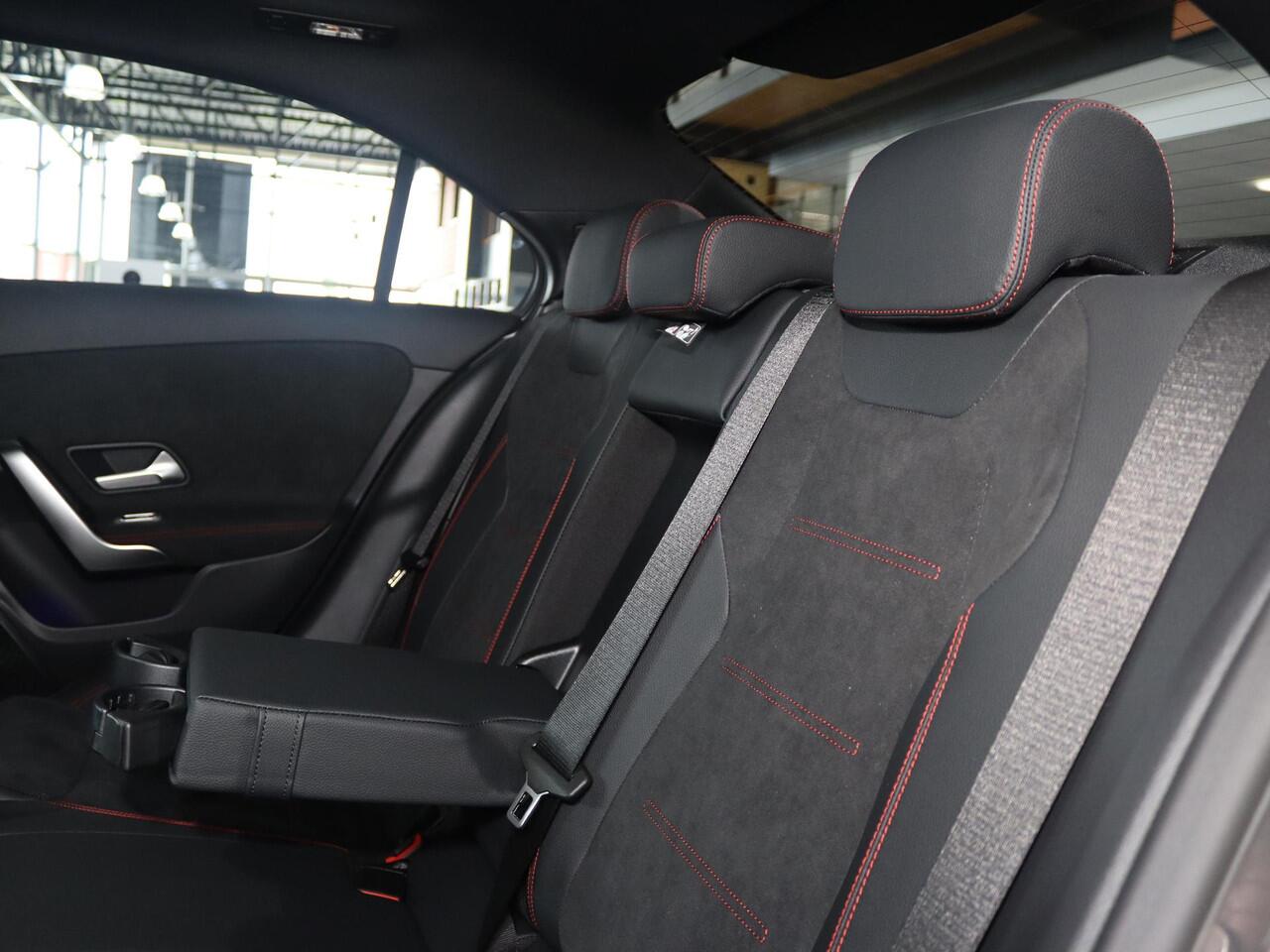 Mercedes-Benz A-KLASSE 250e Business Solution AMG | Panoramaschuifdak | Night | Achteruitrijcamera| Stoelverwarming voor | LED koplampen |