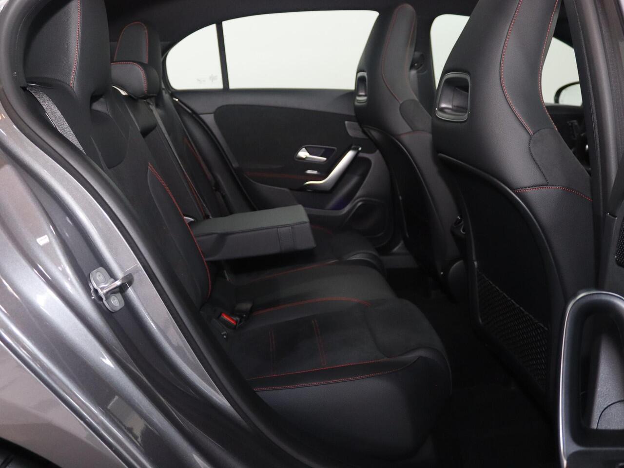 Mercedes-Benz A-KLASSE 180 Star Edition AMG Line LIMITED | Panoramaschuifdak | Head-up display | Multibeam LED | Elektrisch voorstoelen met geheugen