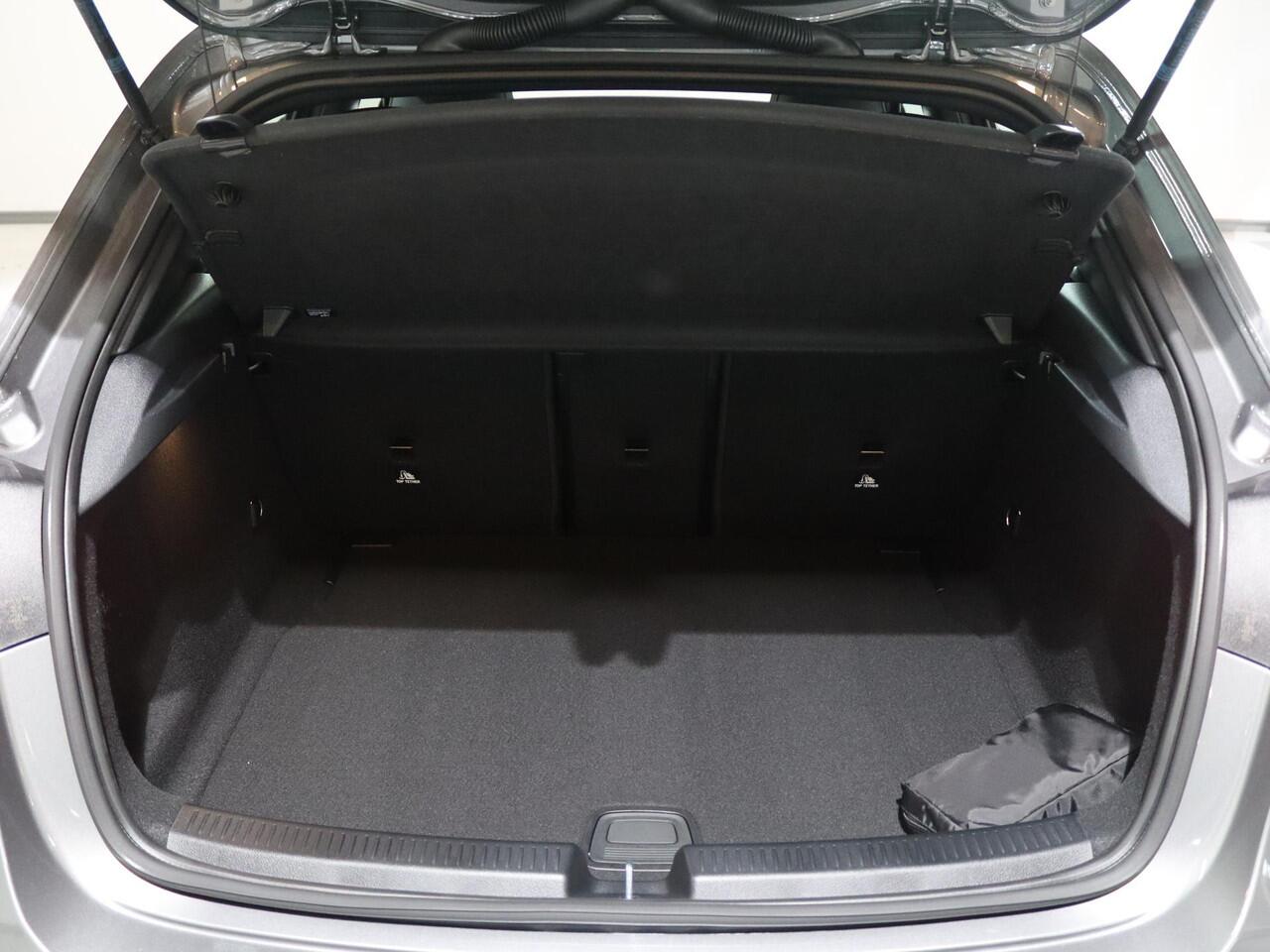 Mercedes-Benz A-KLASSE 180 Star Edition AMG Line LIMITED | Panoramaschuifdak | Head-up display | Multibeam LED | Elektrisch voorstoelen met geheugen