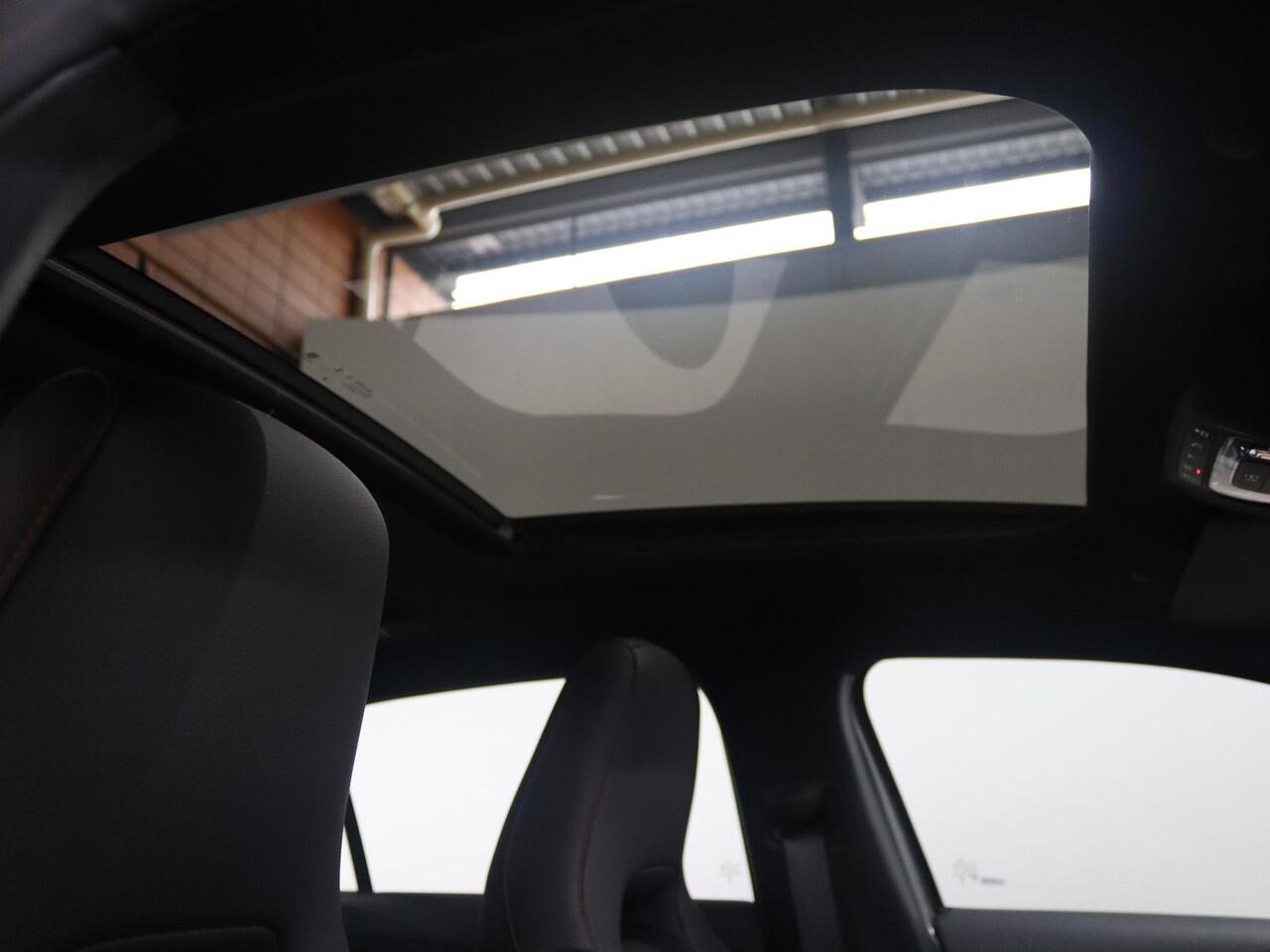 Mercedes-Benz A-KLASSE 180 Star Edition AMG Line LIMITED | Panoramaschuifdak | Head-up display | Multibeam LED | Elektrisch voorstoelen met geheugen