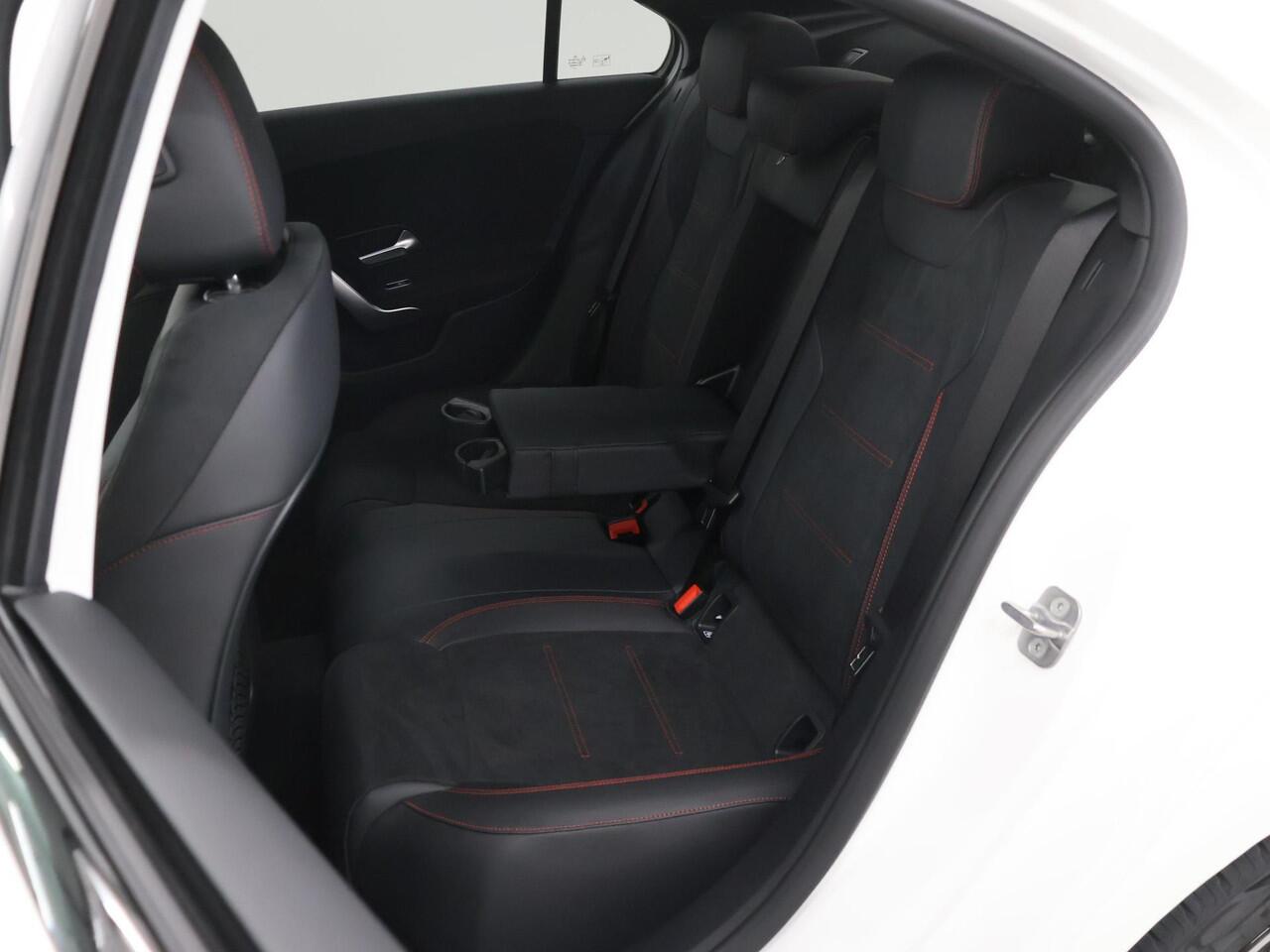 Mercedes-Benz A-KLASSE 180 Limousine Star Edition AMG Line | Panoramadak| Nightpakket | Apple Car Play |18-Inch | Stoelverwarming | Keyless Go | Multibeam LED |