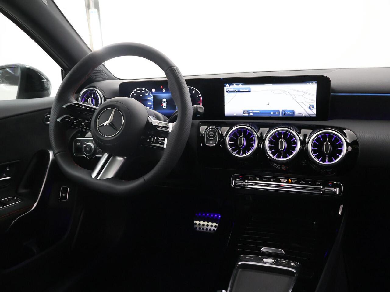 Mercedes-Benz A-KLASSE 180 Limousine Star Edition AMG Line | Panoramadak| Nightpakket | Apple Car Play |18-Inch | Stoelverwarming | Keyless Go | Multibeam LED |