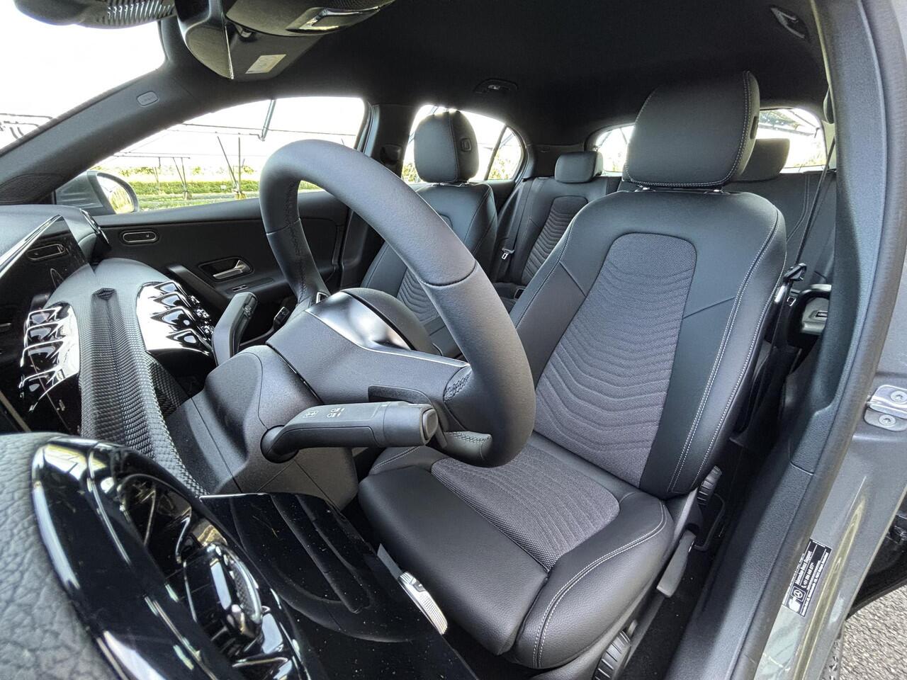 Mercedes-Benz A-KLASSE 250e Business Solution | Led Koplampen | Dodehoekassistent | Achteruitrijcamera | Apple carplay | Stoelverwarming |