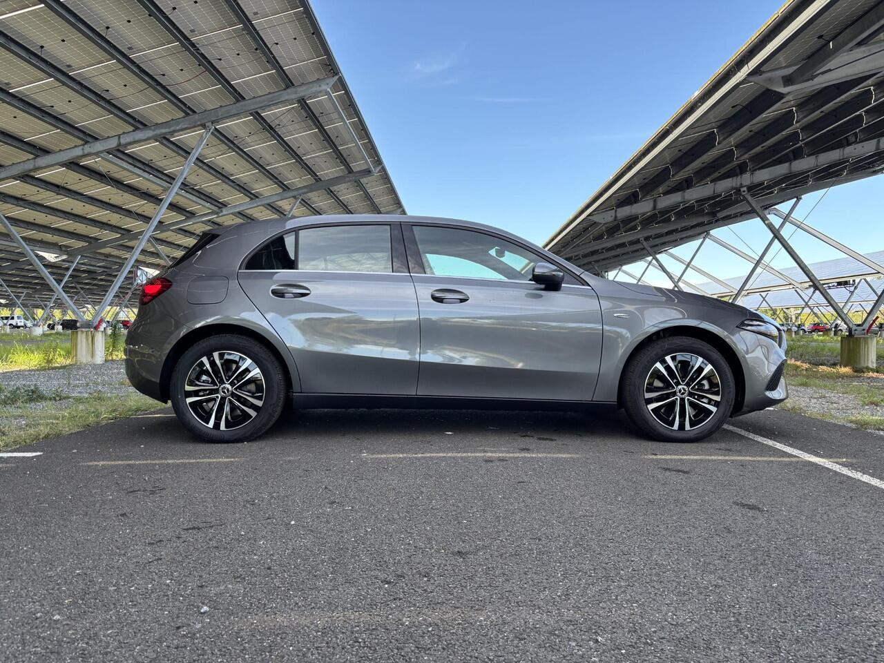 Mercedes-Benz A-KLASSE 250e Business Solution | Led Koplampen | Dodehoekassistent | Achteruitrijcamera | Apple carplay | Stoelverwarming |