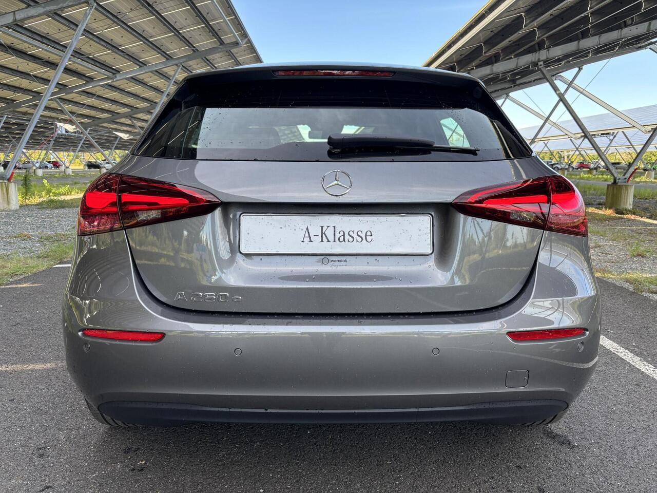 Mercedes-Benz A-KLASSE 250e Business Solution | Led Koplampen | Dodehoekassistent | Achteruitrijcamera | Apple carplay | Stoelverwarming |