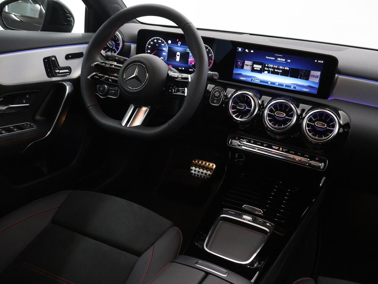 Mercedes-Benz A-KLASSE 180 Business Solution AMG 180 Business Solution AMG | Panoramaschuifdak| Premium plus | Nightpakket | Head-up display | 360° camera | 19"Multispaaks AMG velgen |