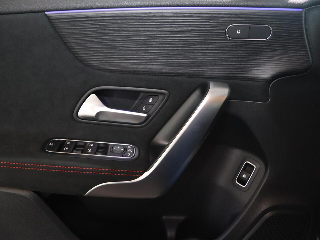 Mercedes-Benz A-KLASSE 250e Star Edition AMG Line | Panoramaschuifdak | Night | 19 inch AMG-velgen | Achteruitrijcamera