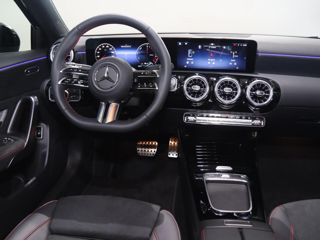 Mercedes-Benz A-KLASSE 250e Star Edition AMG Line | Panoramaschuifdak | Night | 19 inch AMG-velgen | Achteruitrijcamera