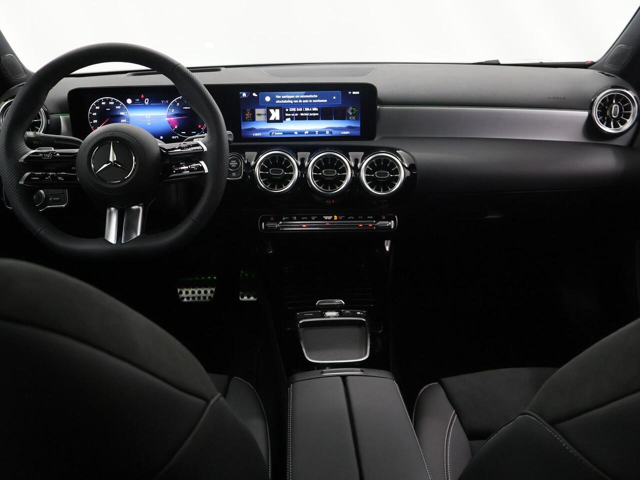 Mercedes-Benz A-KLASSE 180 Limousine Business Solution AMG | FULL OPTION | Plus pakket | Head-up | Panorama-schuifdak | Memory stoelen | Stoelverwarming | Sfeerverlichting