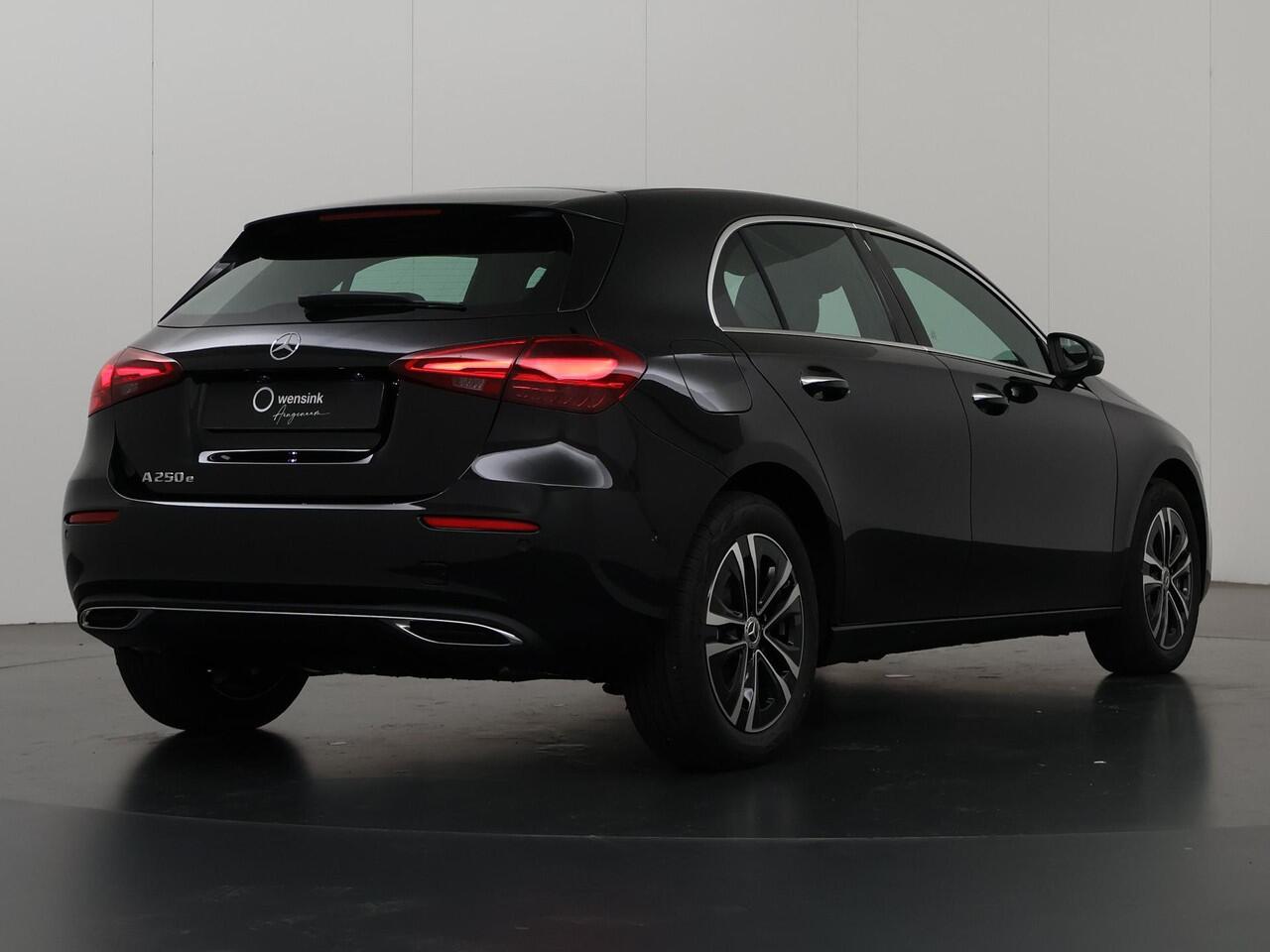 Mercedes-Benz A-KLASSE 250e Star Edition Luxury Line | Panoramadak | Keyless Entry | Trekhaak | LED-koplampen | Achteruitrijcamera |