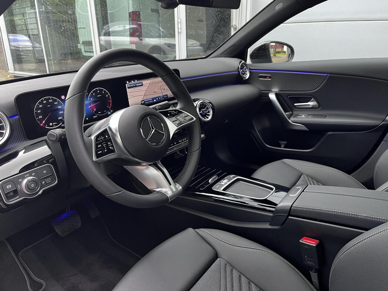 Mercedes-Benz A-KLASSE 180 Star Edition Luxury | Panoramadak | Night Pakket | Dodehoekassistent | Sfeerverlichting | Stoelverwarming | Parkeersensoren | Achteruitrijcamera | Elektrisch Inklapbare Buitenspiegels