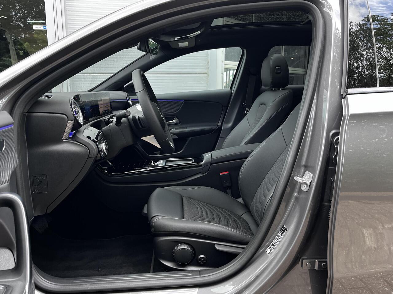 Mercedes-Benz A-KLASSE 180 Star Edition Luxury | Panoramadak | Night Pakket | Dodehoekassistent | Sfeerverlichting | Stoelverwarming | Parkeersensoren | Achteruitrijcamera | Elektrisch Inklapbare Buitenspiegels