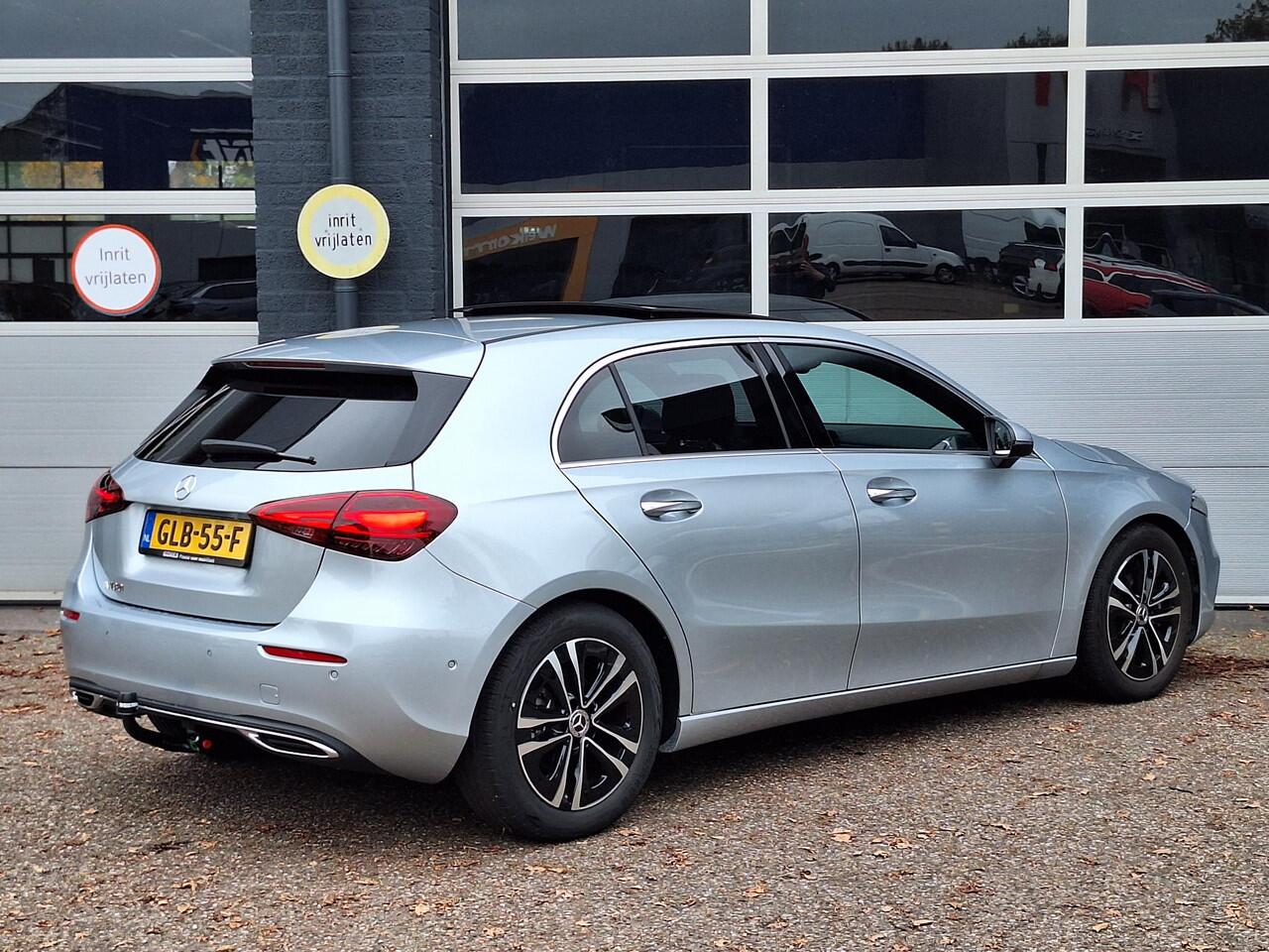 Mercedes-Benz A-KLASSE 180 Star Edition Luxury | Panoramadak | Trekhaak | Achteruitrijcamera | Dodehoekassistent | Donkergetint Glas Achter | Sfeerverlichting | Stoelverwarming | Keyless-GO | Parkeersensoren | Elektrisch Inklapbare Buitenspiegels