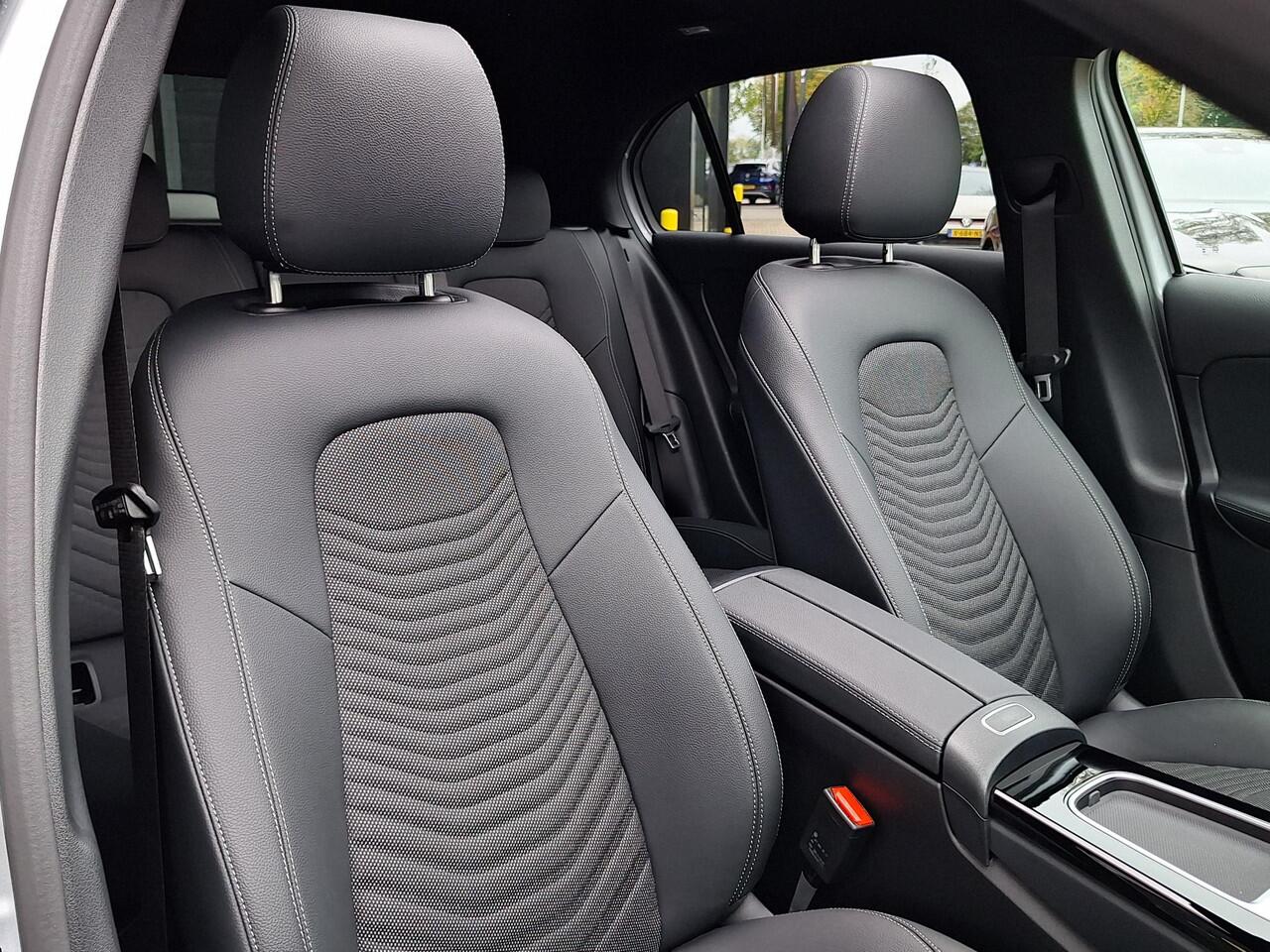 Mercedes-Benz A-KLASSE 180 Star Edition Luxury | Panoramadak | Trekhaak | Achteruitrijcamera | Dodehoekassistent | Donkergetint Glas Achter | Sfeerverlichting | Stoelverwarming | Keyless-GO | Parkeersensoren | Elektrisch Inklapbare Buitenspiegels