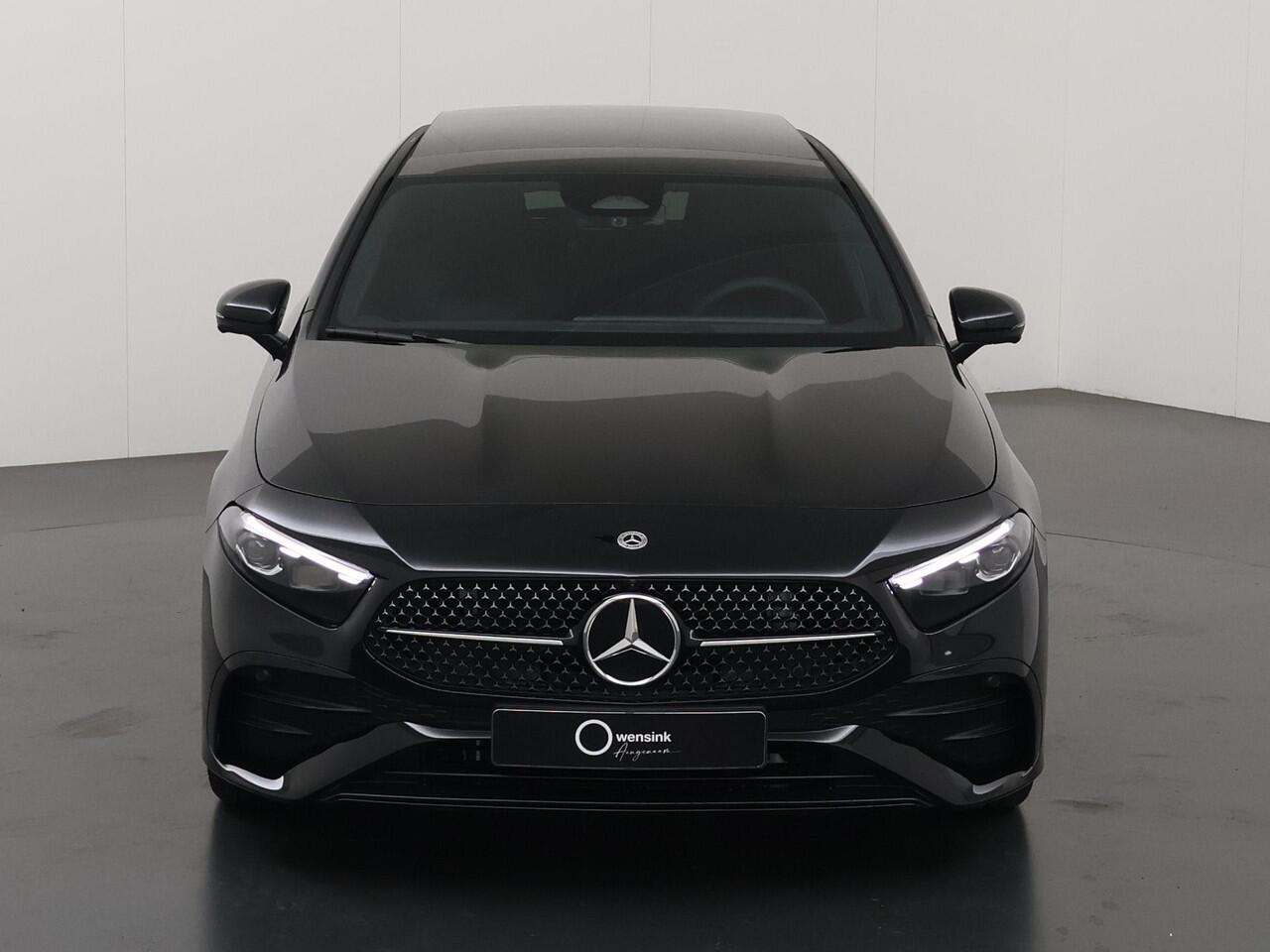 Mercedes-Benz A-KLASSE 180 Business Solution AMG | Panoramaschuifdak | Premium Plus | Nightpakket | 19"Multispaak AMG velgen | Stoelverwarming | 360° camera | Head-up display |