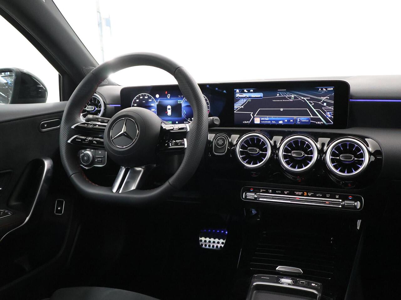 Mercedes-Benz A-KLASSE 250e Business Solution AMG | Panoramaschuifdak | Night | Multibeam Led | Achteruitrijcamera | Afneembare trekhaak |