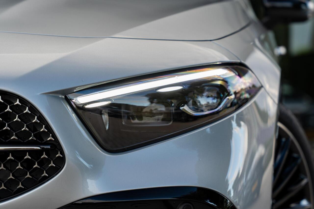 Mercedes-Benz A-KLASSE 180 Business Solution AMG | Panoramaschuifdak | Premium Plus | Head-Up | MULTIBEAM LED | Dodehoekassistent | 19 inch AMG-velgen |