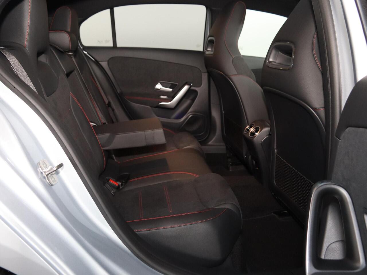 Mercedes-Benz A-KLASSE 250e Star Edition AMG Line | Multibeam | Panoramaschuifdak | Night | Stoelverwarming | Achteruitrijcamera | Apple Carplay/Android Auto |