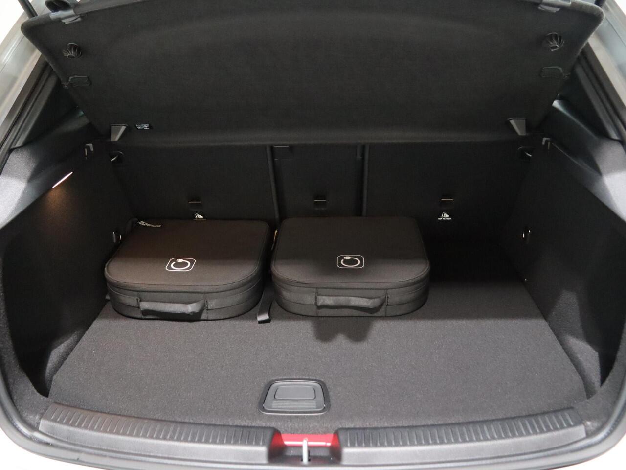 Mercedes-Benz A-KLASSE 250e Star Edition AMG Line | Multibeam | Panoramaschuifdak | Night | Stoelverwarming | Achteruitrijcamera | Apple Carplay/Android Auto |