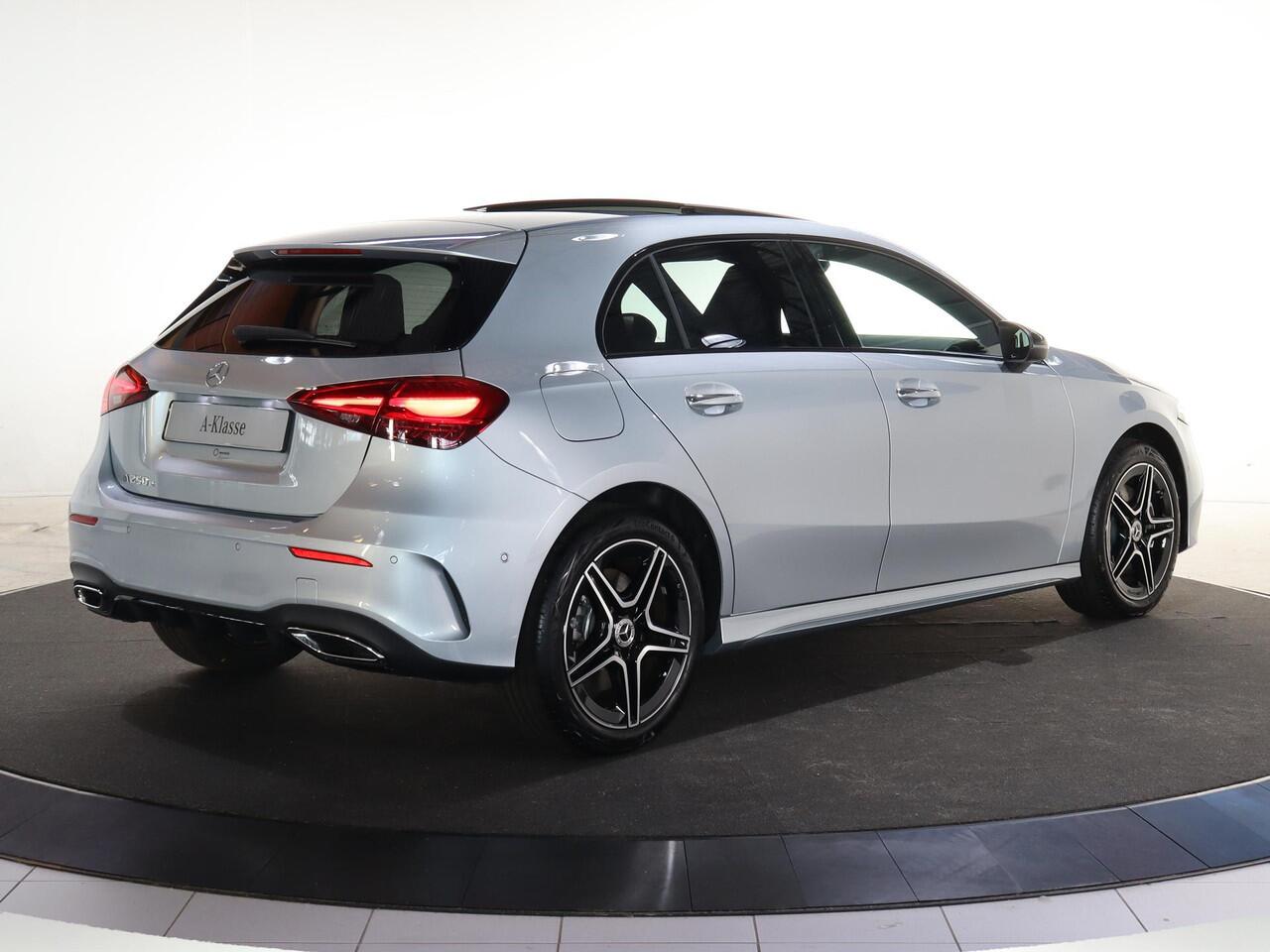 Mercedes-Benz A-KLASSE 250e Star Edition AMG Line | Multibeam | Panoramaschuifdak | Night | Stoelverwarming | Achteruitrijcamera | Apple Carplay/Android Auto |