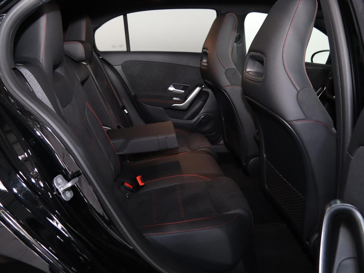 Mercedes-Benz A-KLASSE 180 Star Edition AMG Line | Panoramaschuifdak | Night | Multibeam LED | DISTRONIC | Dodehoekassistent