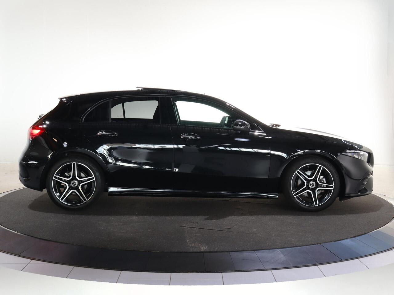 Mercedes-Benz A-KLASSE 180 Star Edition AMG Line | Panoramaschuifdak | Night | Multibeam LED | DISTRONIC | Dodehoekassistent