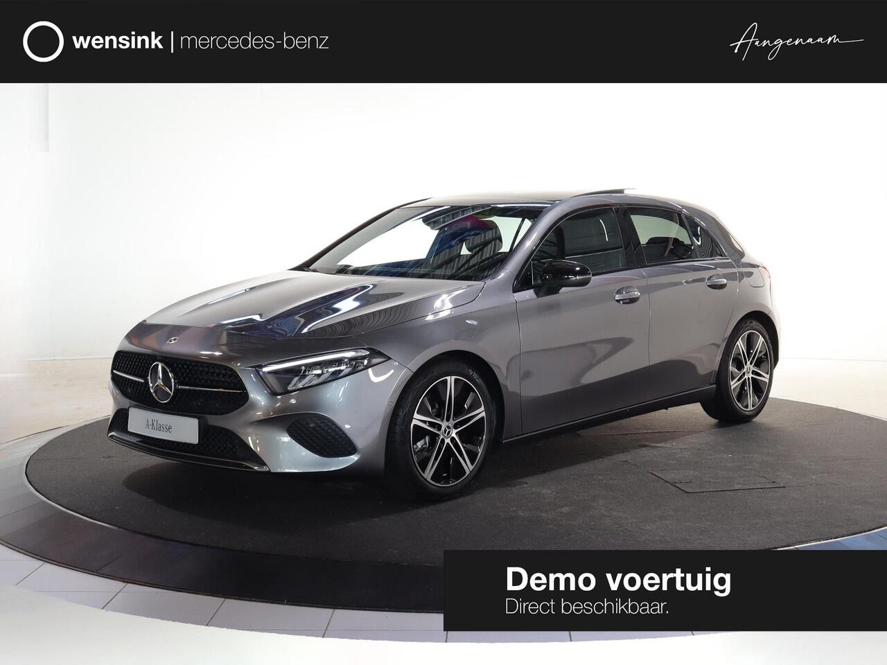 Mercedes-Benz A-KLASSE 180 Star Edition Luxury Line | Panoramaschuifdak | Nightpakket | Digitaal display | Achteruitrijcamera | Led-koplampen | Stoelverwarming |