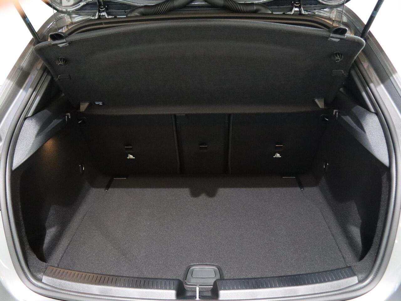 Mercedes-Benz A-KLASSE 180 Star Edition Luxury Line | Panoramaschuifdak | Nightpakket | Digitaal display | Achteruitrijcamera | Led-koplampen | Stoelverwarming |