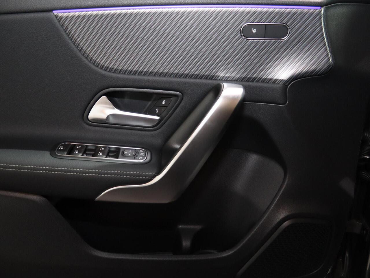 Mercedes-Benz A-KLASSE 180 Star Edition Luxury Line | Panoramaschuifdak | Nightpakket | Digitaal display | Achteruitrijcamera | Led-koplampen | Stoelverwarming |