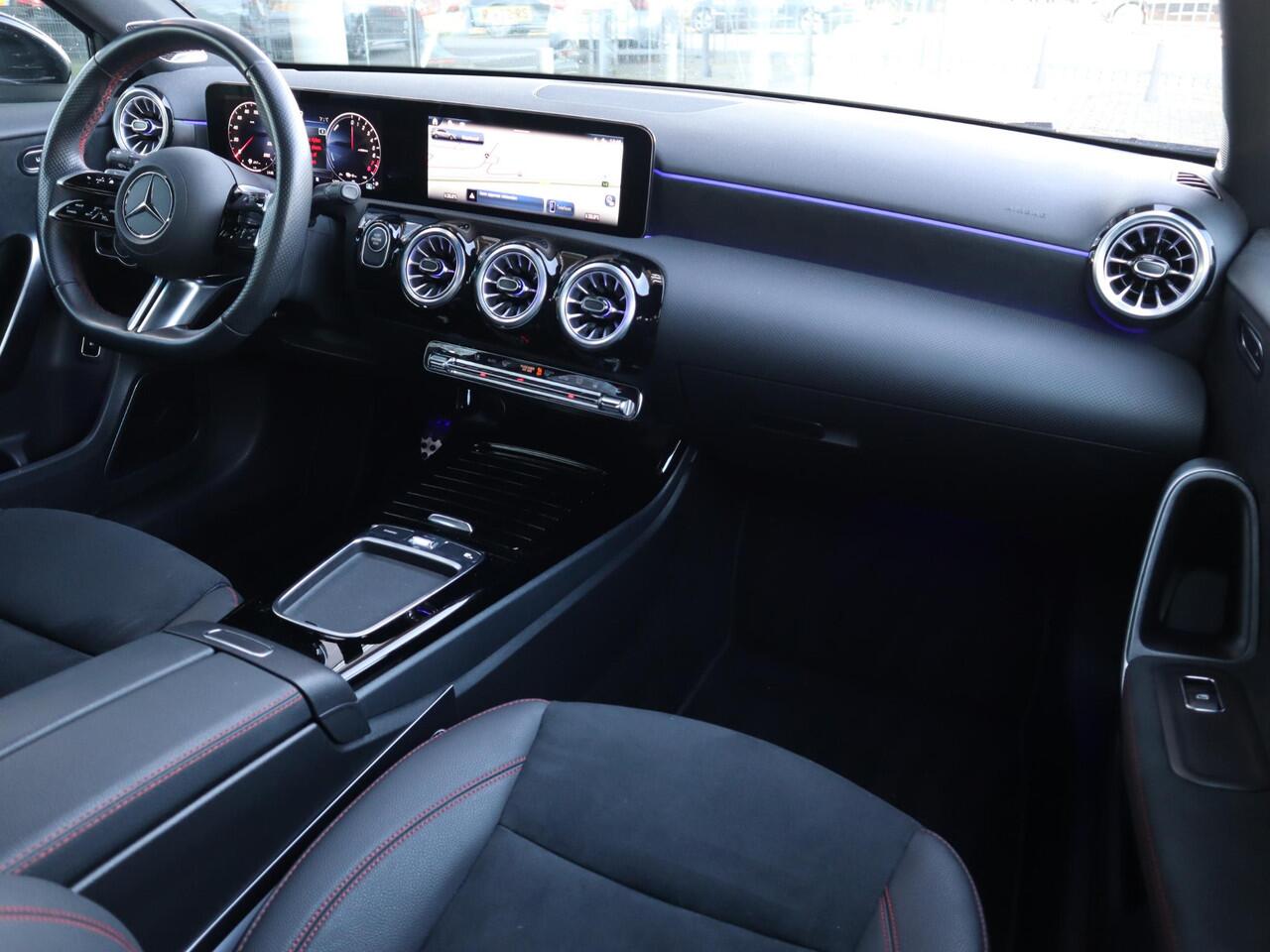 Mercedes-Benz A-KLASSE 250 e Star Edition AMG Line | Panoramadak | Multispaak | LED | Burmester | Camera | LED | Automaat