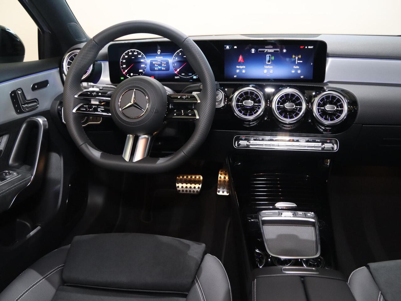 Mercedes-Benz A-KLASSE 180 Business Solution AMG | AMG Line Plus | Nightpakket | Panoramadak | HUD | Stoelverwarming | 360° camera | Cruise Control Adaptief |