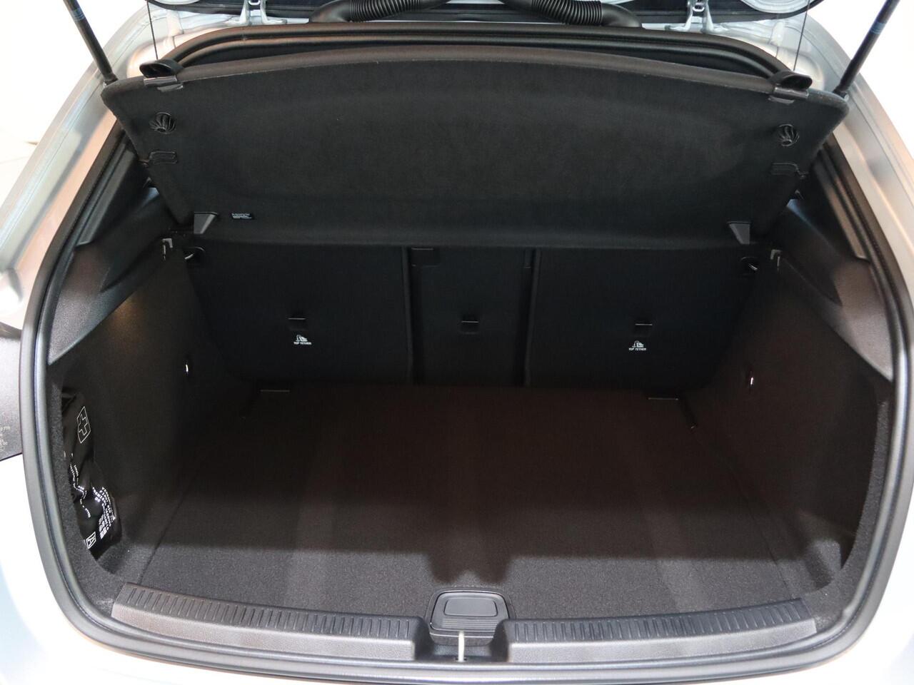 Mercedes-Benz A-KLASSE 180 Business Solution AMG | AMG Line Plus | Nightpakket | Panoramadak | HUD | Stoelverwarming | 360° camera | Cruise Control Adaptief |