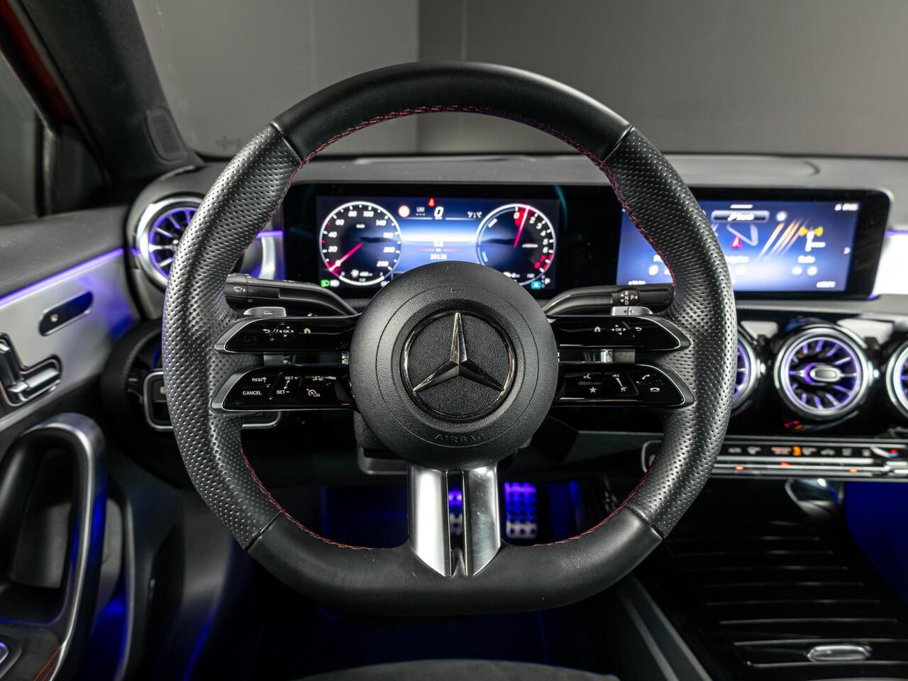 Mercedes-Benz A-KLASSE Limousine 250 e Business Solution AMG Premium PLUS | Panorama dak