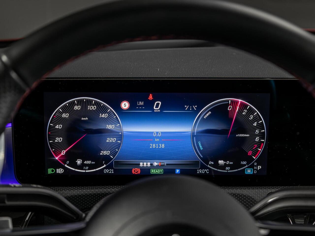 Mercedes-Benz A-KLASSE Limousine 250 e Business Solution AMG Premium PLUS | Panorama dak