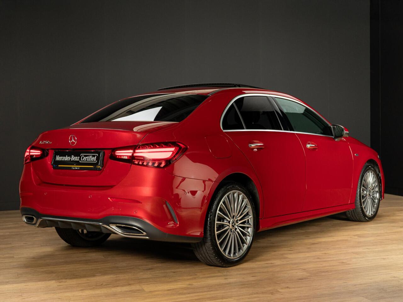 Mercedes-Benz A-KLASSE Limousine 250 e Business Solution AMG Premium PLUS | Panorama dak