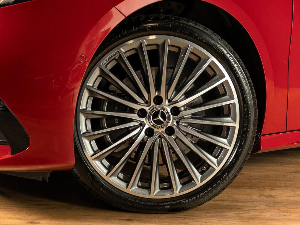 Mercedes-Benz A-KLASSE Limousine 250 e Business Solution AMG Premium PLUS | Panorama dak