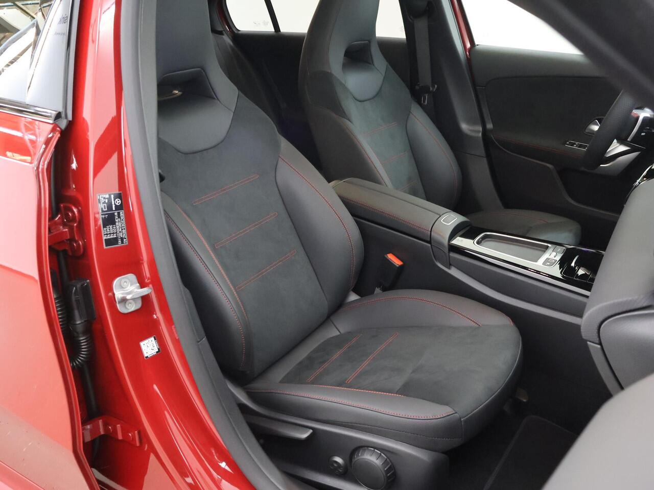 Mercedes-Benz A-KLASSE 180 Business Solution AMG | Night pakket | 19 inch velgen | Panoramadak | Keyless entry |