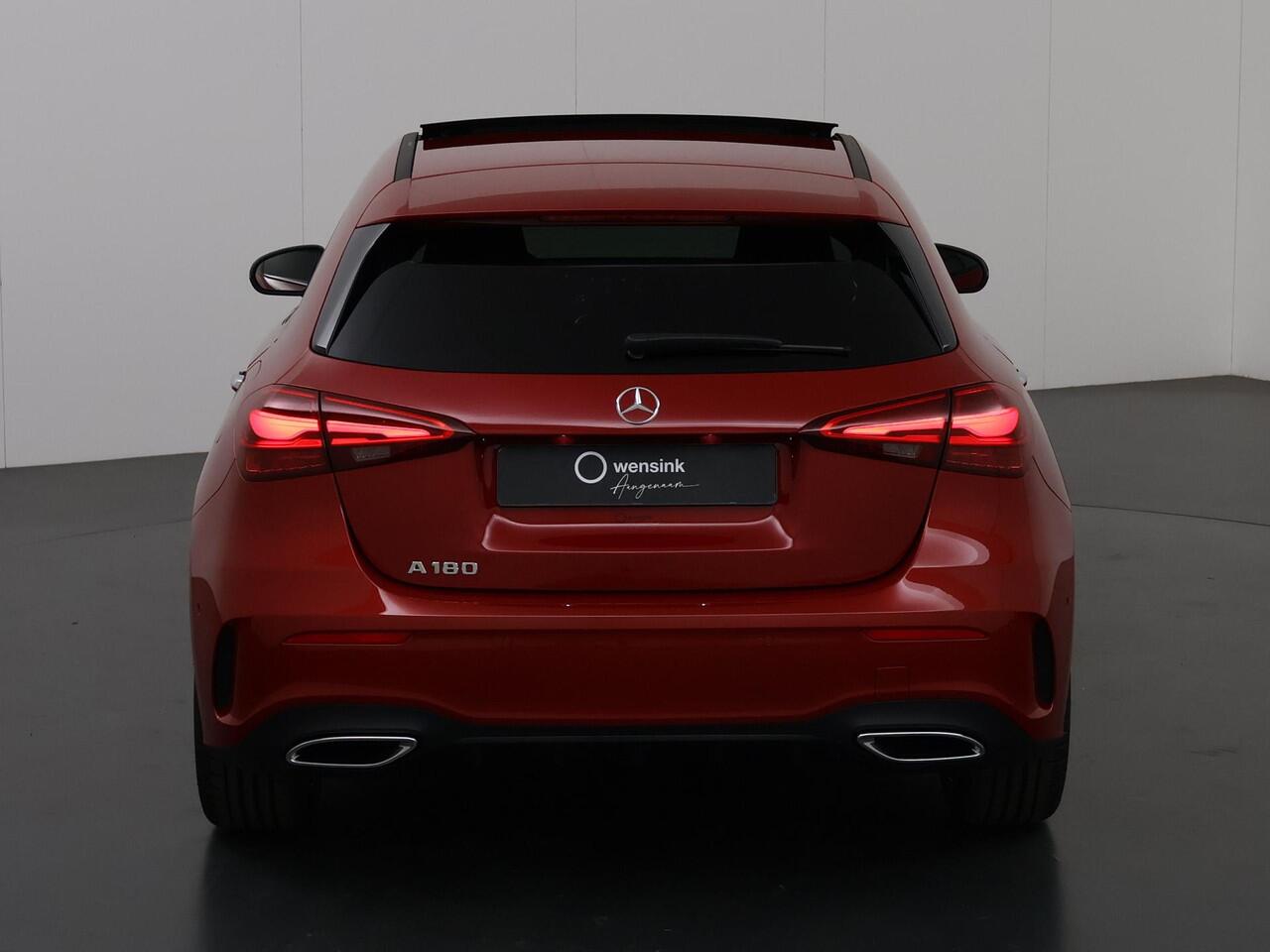 Mercedes-Benz A-KLASSE 180 Business Solution AMG | Night pakket | 19 inch velgen | Panoramadak | Keyless entry |