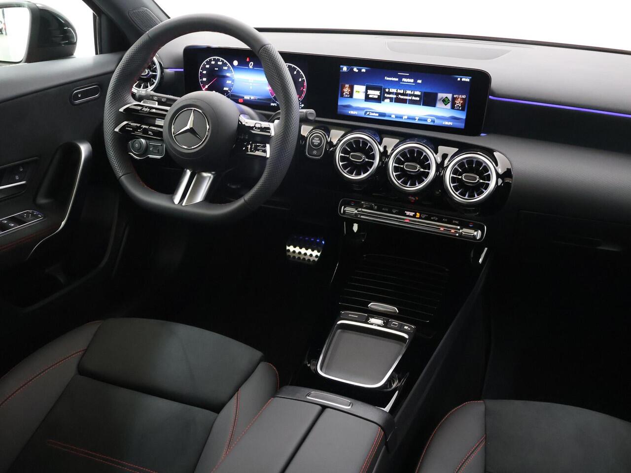 Mercedes-Benz A-KLASSE 180 Business Solution AMG | Night pakket | 19 inch velgen | Panoramadak | Keyless entry |